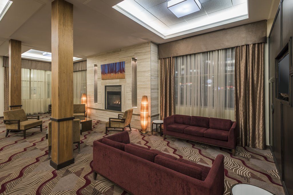 Отель Ramada By Wyndham Летбридж Экстерьер фото